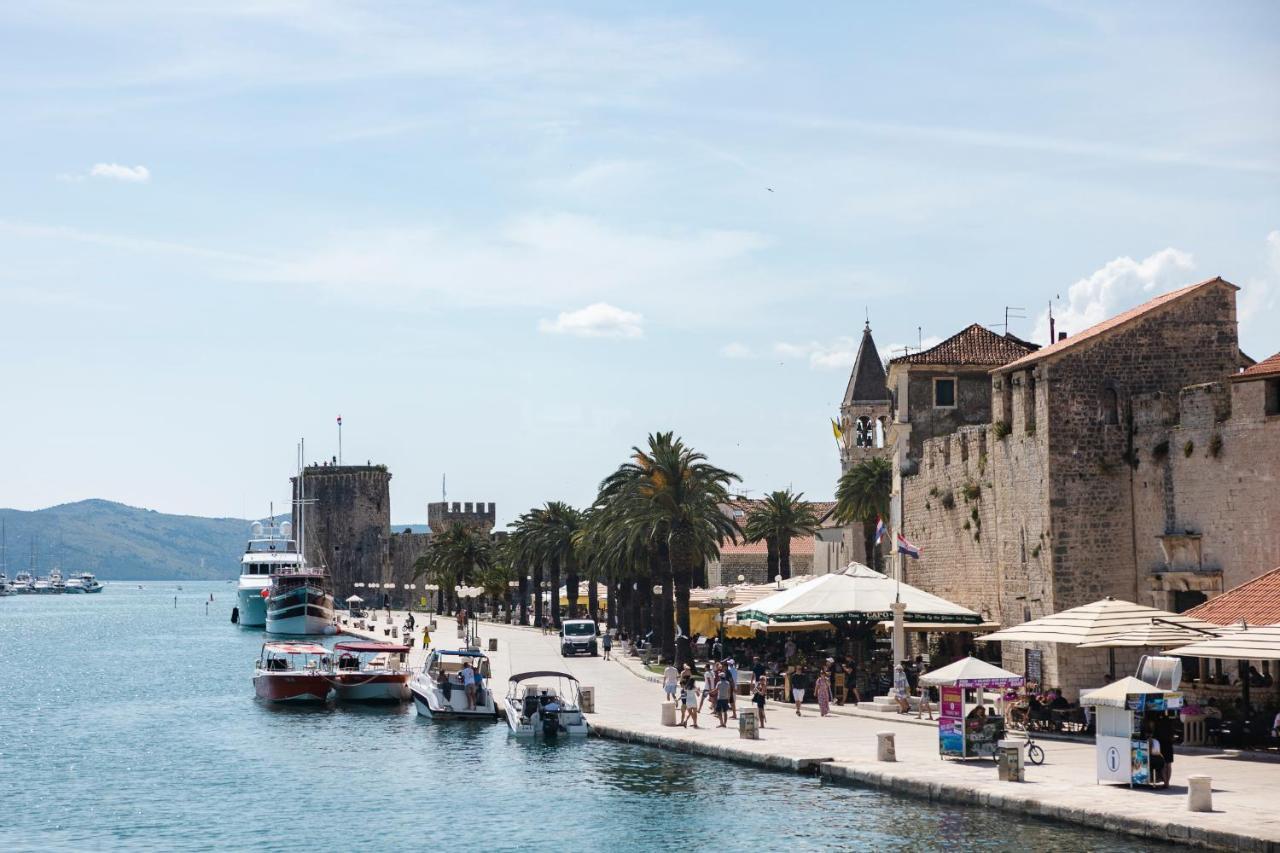 Studio-Appartements Emwey Trogir Buitenkant foto