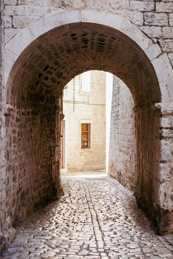 Studio-Appartements Emwey Trogir Buitenkant foto