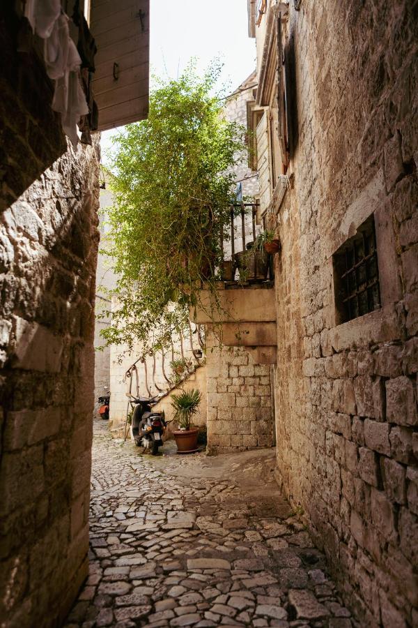 Studio-Appartements Emwey Trogir Buitenkant foto